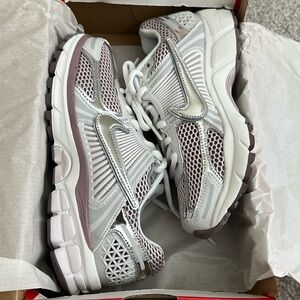 W NIKE ZOOM VOMERO 5